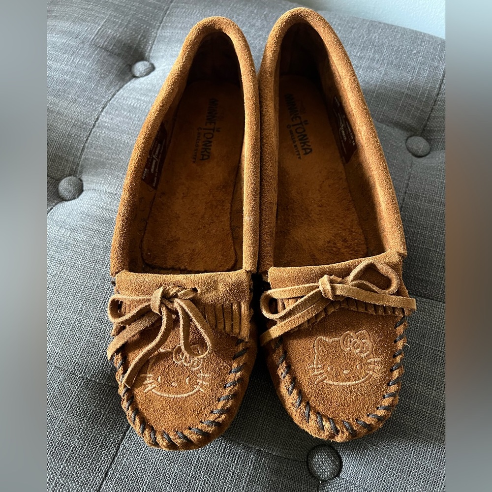 Minnetonka Limited Edition Hello Kitty Moccasins (3137)